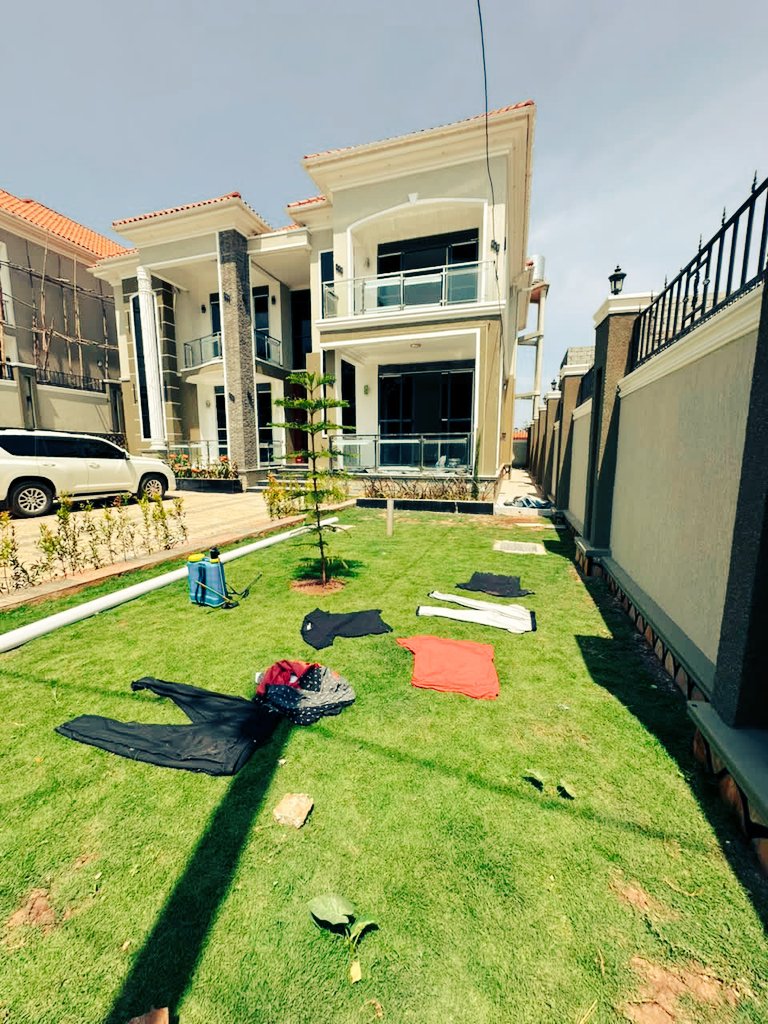 Keith2235499871's tweet photo. New House for sale

Located in Kira Town 

Selling at 1.25 billions  Ugx 

5 bedrooms 5 bathrooms 

Seated on 14 Decimals tittle

0758811044 https://t.co/Ao93Hp146N