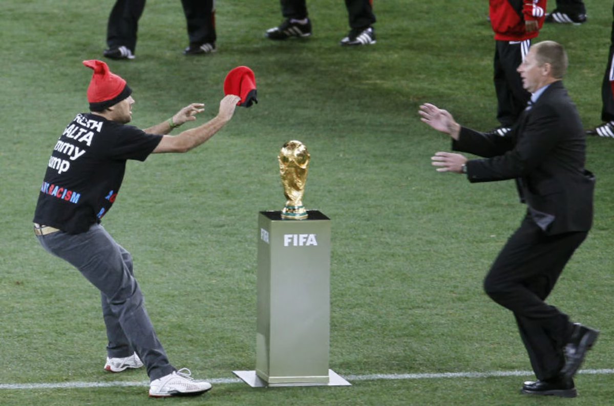 jmangues's tweet photo. Quan el gran Jimmy Jump li va posar la barretina a la Copa del Món durant la final de 2010. https://t.co/eTjWU5e0ea