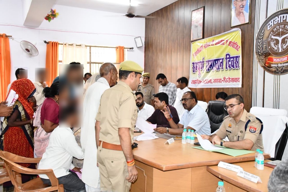 firozabadpolice's tweet photo. आज दिनांक 18-07-2026 को #DM_FRZ एवं #SSP_FRZ द्वारा सम्पूर्ण समाधान दिवस के अवसर पर तहसील जसराना में फरियादियों की समस्याओं को सुनकर उनके समयबद्ध एवं गुणवत्तापूर्ण निस्तारण हेतु सम्बन्धित को निर्देशित किया गया । इस दौरान समस्त विभागों के अधिकारी/कर्मचारीगण उपस्थित रहे । https://t.co/6rYzvBcpHU