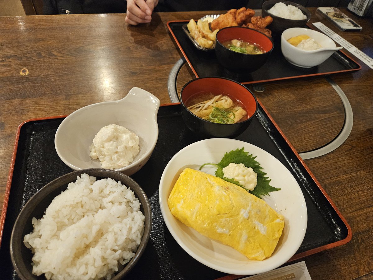 hamacotabearuki's tweet photo. 晩ごはんは、うどん屋さんでだし巻き玉子定食🍴
明太子たっぷり🤤 https://t.co/rpD4pmOxej