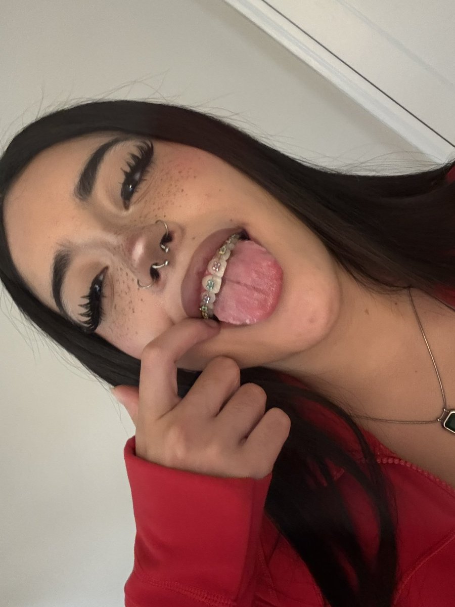 ramens99's tweet photo. fuckk i barely lasted 2 days then relapsed cos of this brat on my feed 🤤😵‍💫

get worsee with me nghh

#wankchat #goon #nofap #relapse #brats #braces #faceporn #braceface https://t.co/bgCe7DW6m6