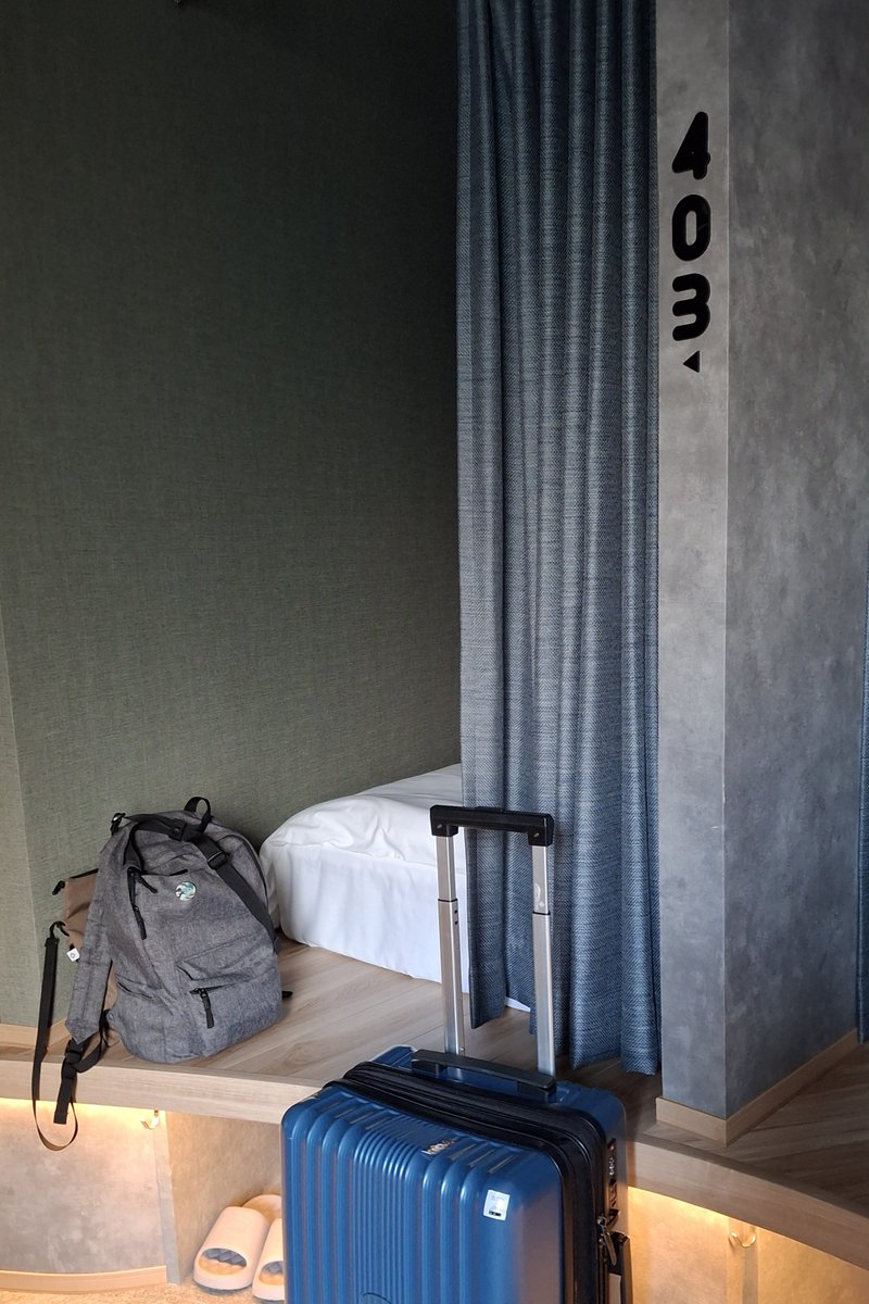 lonely_turtle's tweet photo. ทริปโตเกียวล่าสุดไปลองอันนี้มา—Hostel ห้องรวมแนวใหม่ คือกั้นเป็นห้องเล็กๆ ใช้ม่านแทนประตู ได้สเปซและความเป็นส่วนตัวกรุบกริบ ในห้องมีปลั๊กไฟ เซฟ สายล็อกกระเป๋า กระจกยาว ผ้าเช็ดตัว (ให้ผืนใหม่ทุกวัน🫰)

ตรงห้องนั่งเล่นมีตู้เย็น เตาอุ่นอาหาร น้ำดื่มฟรี เครื่องซักผ้า และมุมหนังสือ https://t.co/ivoYZglEnF