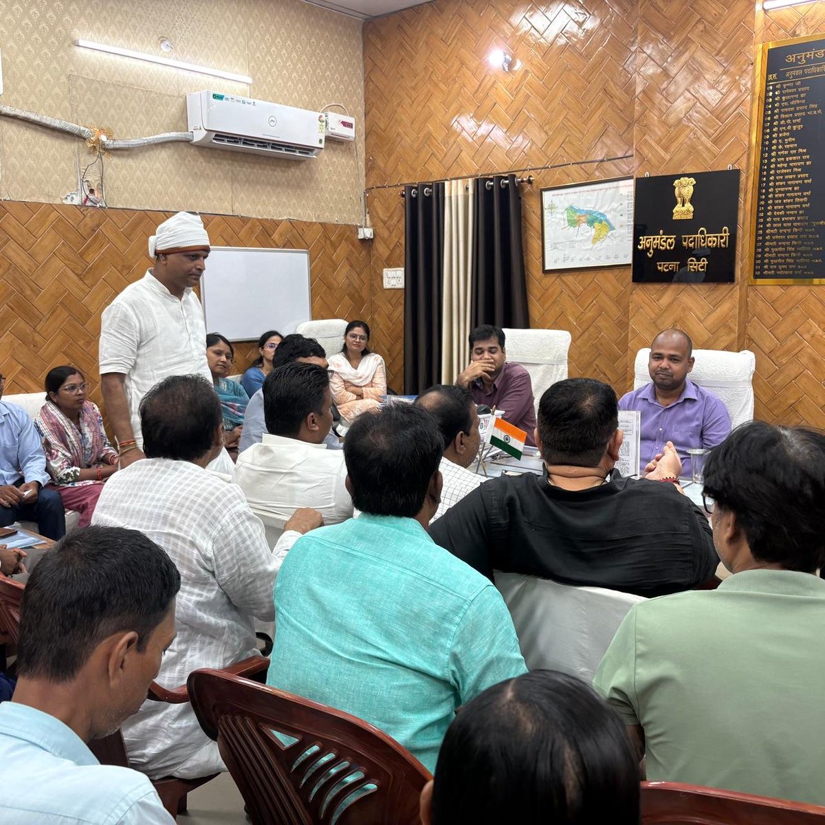 Shishir4Patna's tweet photo. बैठक के दौरान क्षेत्र के नागरिकों से जुड़ी राशन कार्ड संबंधी समस्याओं को प्रमुखता से रखा तथा उनके शीघ्र एवं प्रभावी समाधान का आग्रह किया। जनहित से जुड़े प्रत्येक विषय के समाधान हेतु सदैव प्रतिबद्ध हूँ।
#Ward58 #PatnaCity #RationCard #JanSeva #PublicService #Patna #Bihar https://t.co/rUSoBwfZbu