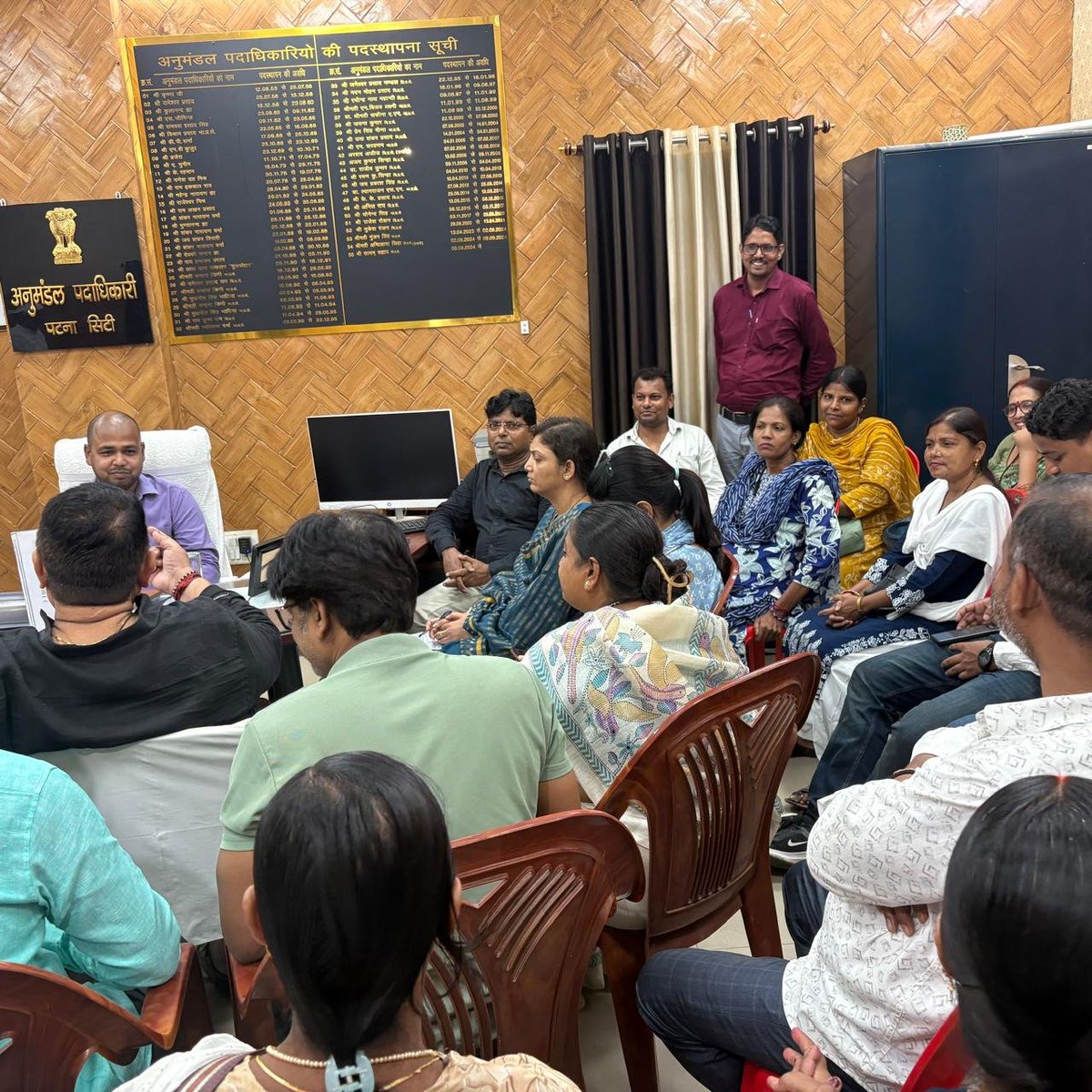 Shishir4Patna's tweet photo. बैठक के दौरान क्षेत्र के नागरिकों से जुड़ी राशन कार्ड संबंधी समस्याओं को प्रमुखता से रखा तथा उनके शीघ्र एवं प्रभावी समाधान का आग्रह किया। जनहित से जुड़े प्रत्येक विषय के समाधान हेतु सदैव प्रतिबद्ध हूँ।
#Ward58 #PatnaCity #RationCard #JanSeva #PublicService #Patna #Bihar https://t.co/rUSoBwfZbu
