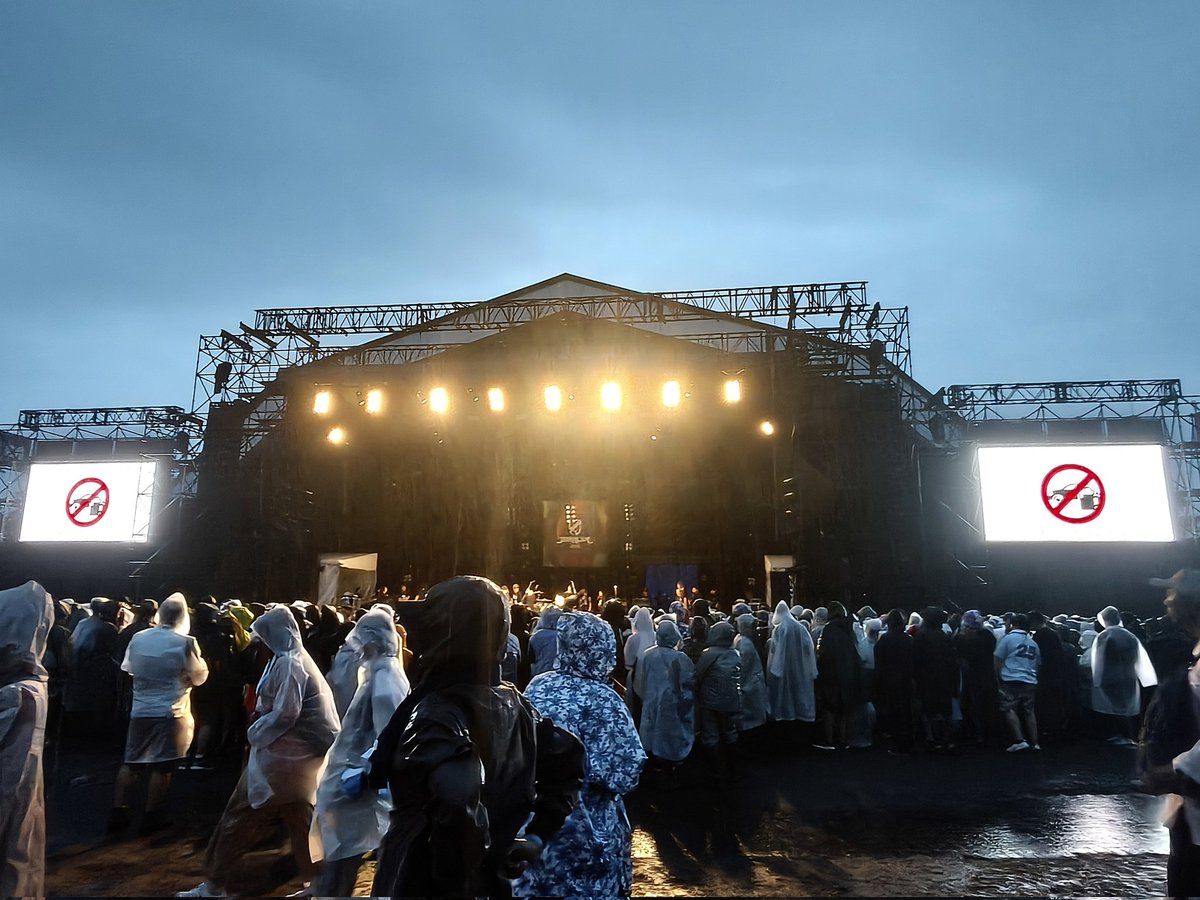 dream_fighter_'s tweet photo. 優里さんのライブ素晴らしかった。JOIN ALIVE が大好きだと何度も言っては、みんなを一斉に笑顔にさせて愛がある。煽れば煽るほど強まってしまった雨。 #JOINALIVE  #ジョインアライブ https://t.co/HnikBY36w7
