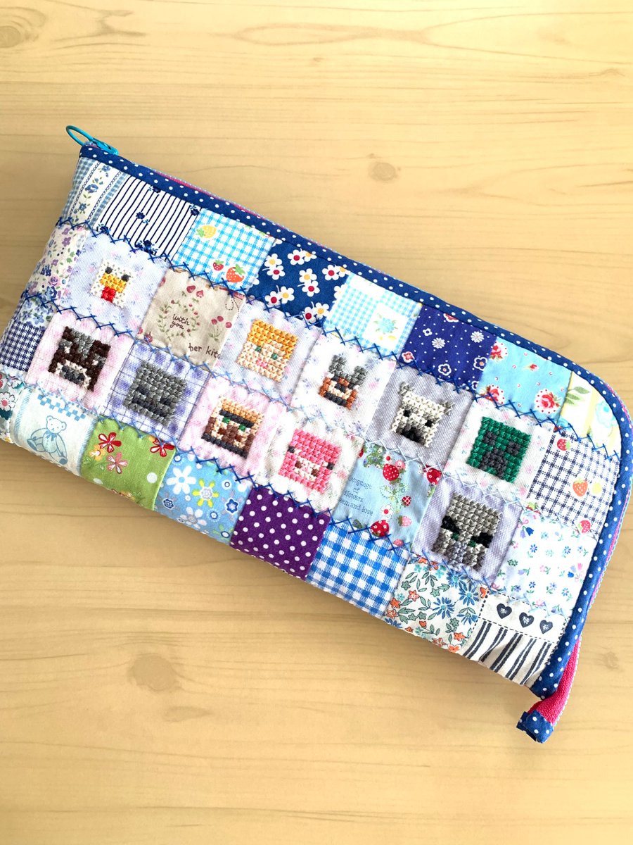 misasdiary1011's tweet photo. Switch2ポーチ完成しました🎮いつもピンク系の配色が多いのですが 今回はブルー系にしてみました🩵クロスステッチ部分は抜きキャンパスを使用し 割と時間がかかった様な…⏳内側用布にも 厚めのキルト芯を用いてキルティングしたので 本体の保護もされることでしょう❣️
#クロスステッチ
#パッチワーク https://t.co/t7O2MktJtE