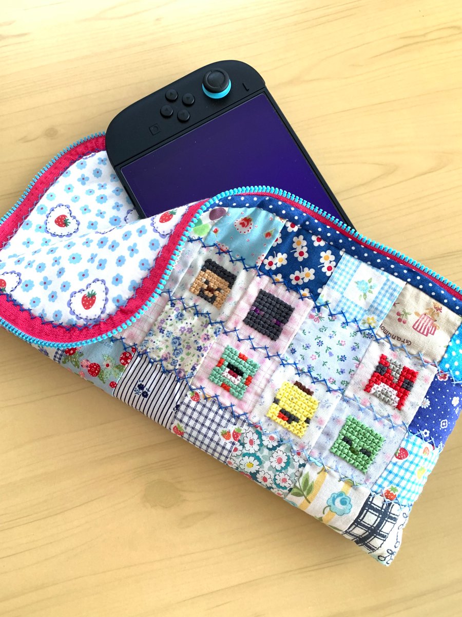 misasdiary1011's tweet photo. Switch2ポーチ完成しました🎮いつもピンク系の配色が多いのですが 今回はブルー系にしてみました🩵クロスステッチ部分は抜きキャンパスを使用し 割と時間がかかった様な…⏳内側用布にも 厚めのキルト芯を用いてキルティングしたので 本体の保護もされることでしょう❣️
#クロスステッチ
#パッチワーク https://t.co/t7O2MktJtE