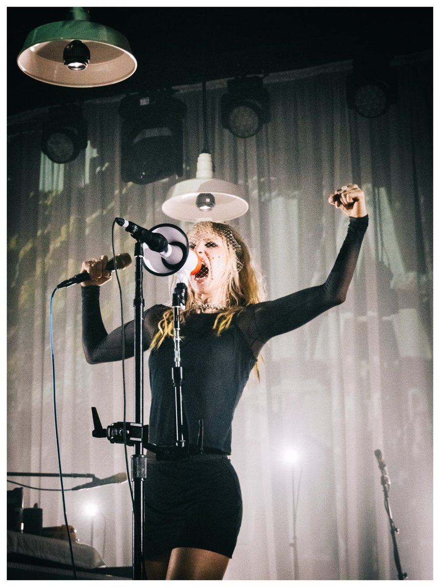 nvrfeltsoglum's tweet photo. this all-black hayley fit still lives in my head rent free!! she looked so cool🖤

📸ig: snappyteeeth https://t.co/eBFriOPZyK