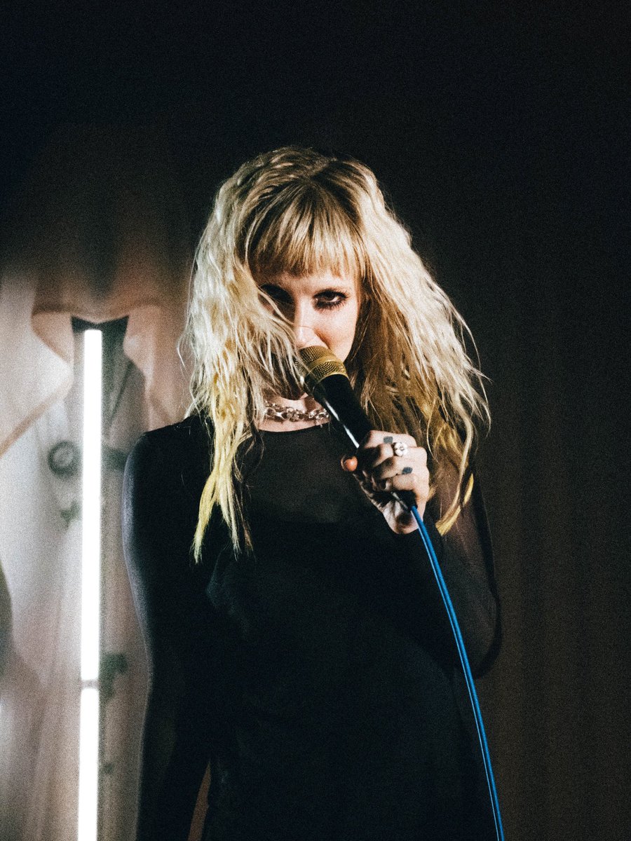 nvrfeltsoglum's tweet photo. this all-black hayley fit still lives in my head rent free!! she looked so cool🖤

📸ig: snappyteeeth https://t.co/eBFriOPZyK