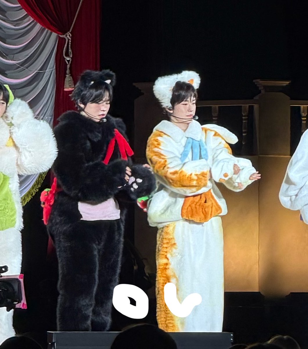 5ooone's tweet photo. 쌍둥이같아🫳🫳 https://t.co/ZxqJ6qiH7y