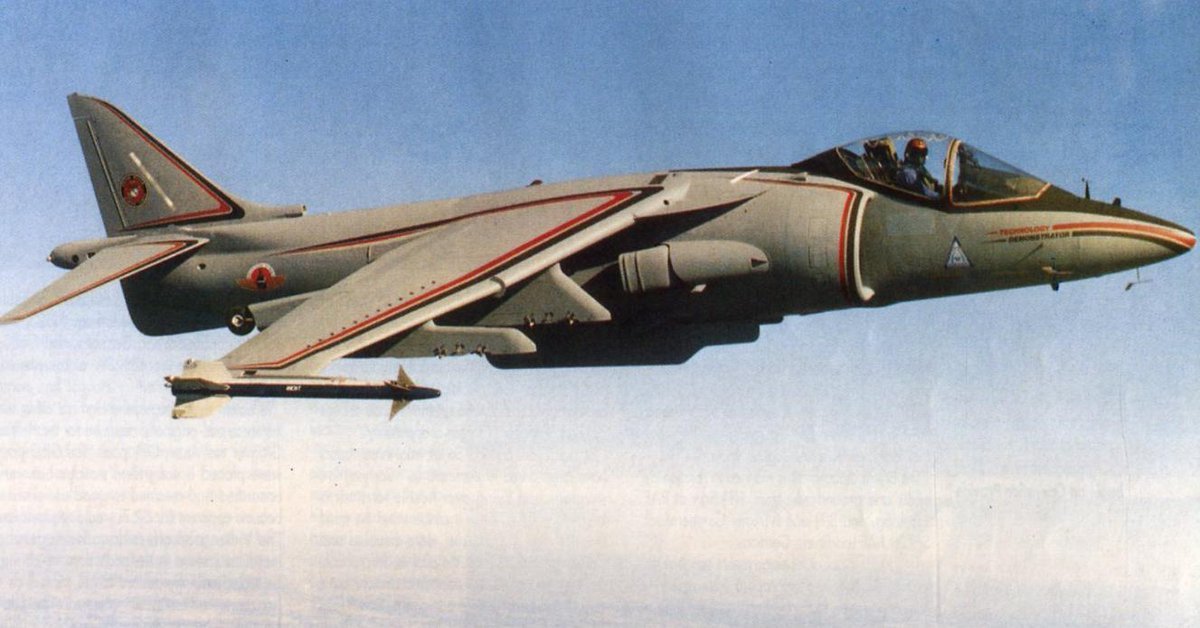 Roberto_yeager's tweet photo. Ah!Los buenos viejos tiempos...#ColdWar #ALBVT
¿Alguna vez habían visto a un #McDD AV-8B #Harrier II con misiles #Sidewinder en la punta del ala? #AV8B #AIM9 https://t.co/pba8J0Q8sI