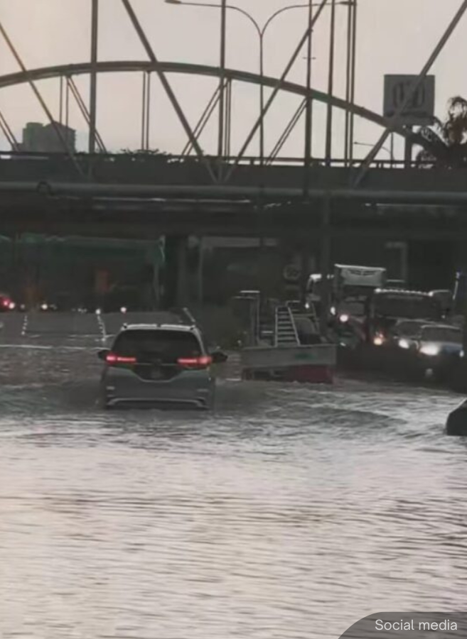 NewsBFM's tweet photo. Flash floods struck several parts of the Klang Valley after heavy rain, disrupting traffic and inundating roads in Petaling Jaya.

In Kuala Lumpur, social media users also reported flash floods in Ampang and near Sungei Wang.

Meanwhile, authorities reported four cases of fallen trees at several locations in Selangor, although no injuries were reported.