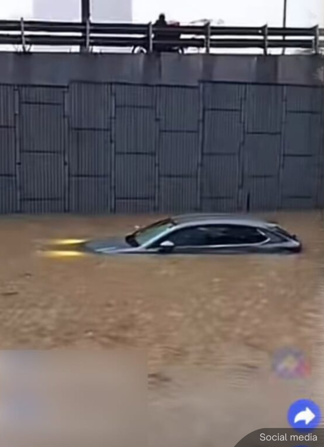 NewsBFM's tweet photo. Flash floods struck several parts of the Klang Valley after heavy rain, disrupting traffic and inundating roads in Petaling Jaya.

In Kuala Lumpur, social media users also reported flash floods in Ampang and near Sungei Wang.

Meanwhile, authorities reported four cases of fallen trees at several locations in Selangor, although no injuries were reported.