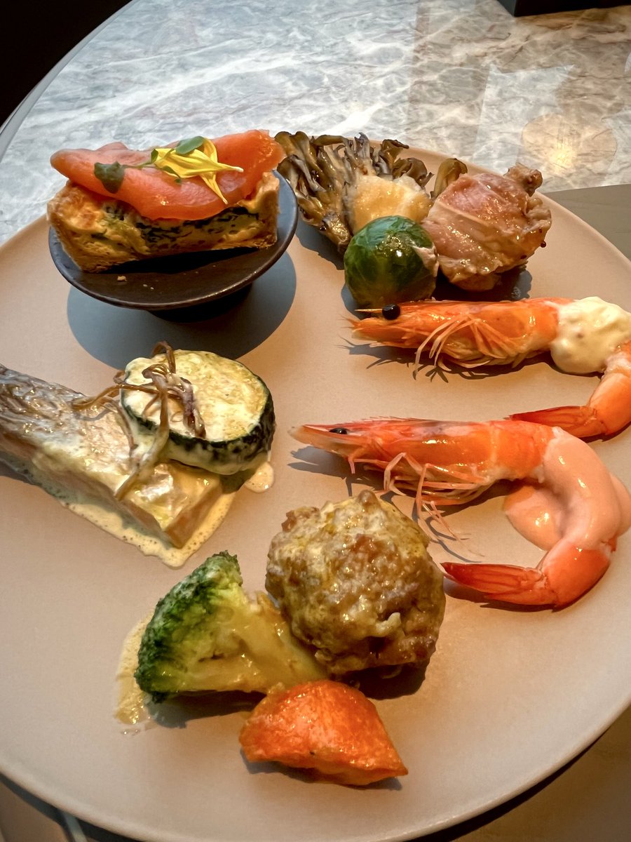 Spl2Yolha's tweet photo. ディナーブッフェ美味しかったー！
他にも料理・デザート色々あったのに最初以外写真撮るの忘れた… https://t.co/5bz7WzJ3Rr