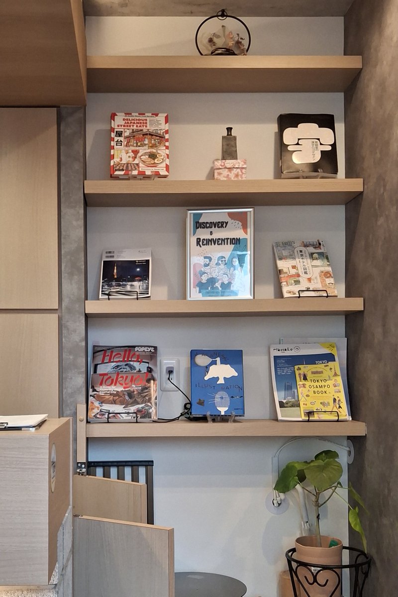 lonely_turtle's tweet photo. ทริปโตเกียวล่าสุดไปลองอันนี้มา—Hostel ห้องรวมแนวใหม่ คือกั้นเป็นห้องเล็กๆ ใช้ม่านแทนประตู ได้สเปซและความเป็นส่วนตัวกรุบกริบ ในห้องมีปลั๊กไฟ เซฟ สายล็อกกระเป๋า กระจกยาว ผ้าเช็ดตัว (ให้ผืนใหม่ทุกวัน🫰)

ตรงห้องนั่งเล่นมีตู้เย็น เตาอุ่นอาหาร น้ำดื่มฟรี เครื่องซักผ้า และมุมหนังสือ https://t.co/ivoYZglEnF