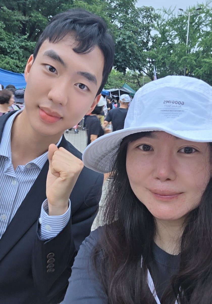 gyechunbin's tweet photo. 멋진 국민 만남 https://t.co/YWLxhWTGIg