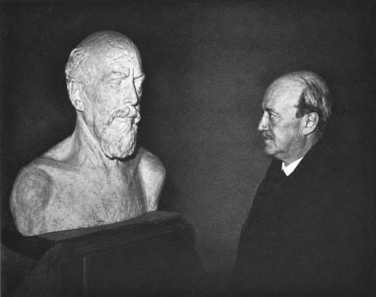 OldArg1810's tweet photo. Fotografía que retrata al doctor Julio Argentino Roca (h) contemplando el busto de su padre, el general Julio Argentino Roca, en el estudio artístico del escultor uruguayo José Luis Zorrilla de San Martín, quien por entonces trabajaba en la realización del monumento dedicado al dos veces presidente argentino, en julio de 1938. 

El Monumento a Julio Argentino Roca sería inaugurado en la Capital Federal el 19 de octubre de 1941, al cumplirse veintisiete años del fallecimiento del homenajeado.