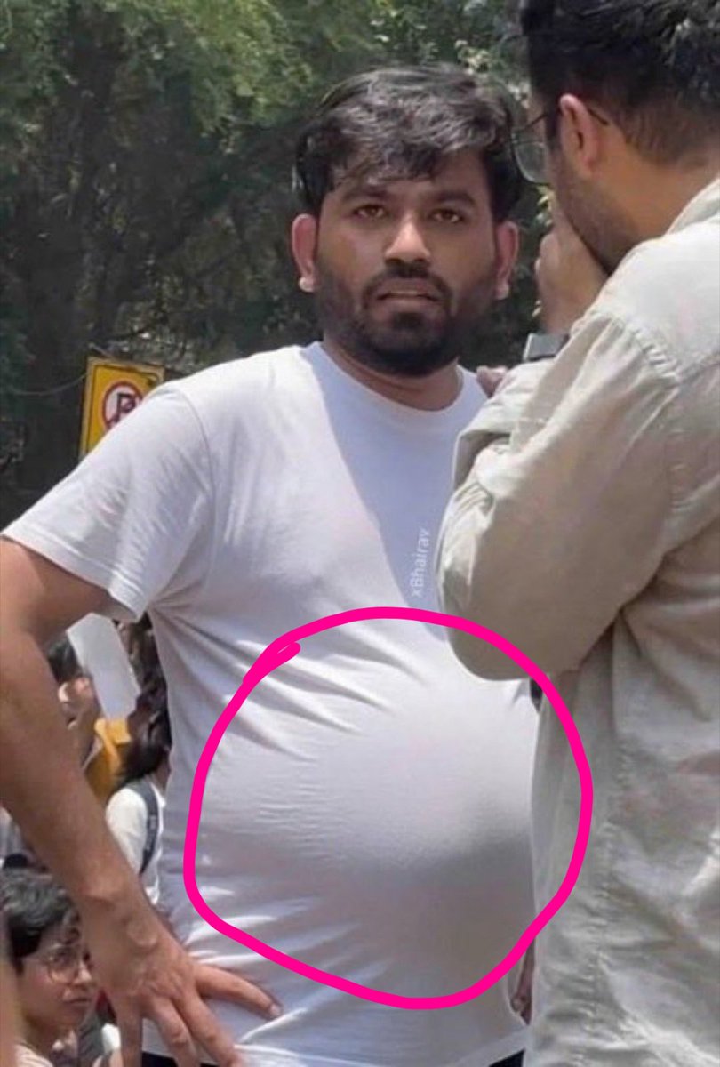 Amazing38170441's tweet photo. सर जी ने अप्रत्यक्ष रूप से ऐलान किया है की 
अभी अभिजीत दीपके सोनम वांगचुक की जगह अनशन पर बैठ सकते हैं! 😂
लगता है सर जी दीपके से ब्याज सहित चार्ज वसूलने के मूड में हैं जितने उसने समोसे ठुसे हैं 
और सर जी ने लोगों को जंतर मंतर आने का आहवान भी किया है https://t.co/DcCNeJ0O5N