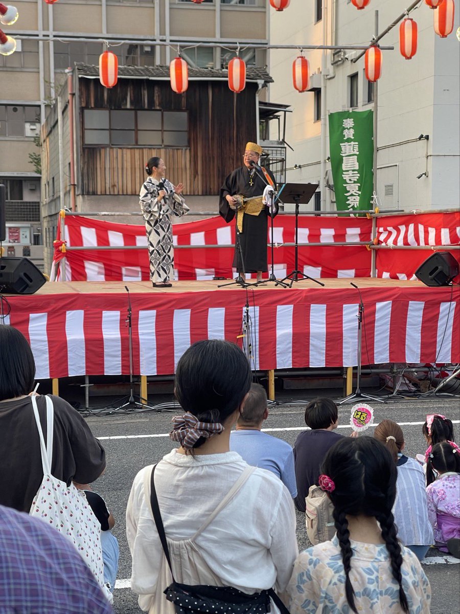 TKimito's tweet photo. 伊是名チャンダラー！今年も岡山市のど真ん中にある蓮昌寺夏祭りで歌わせてもら��ました。沢山の声援、差し入れありがとう😭女優の八木景子さんとデュエット、昨日誕生日のはるにゃんとも🎵
#伊是名島　#伊是名チャンダラー　#蓮昌寺　#沖縄三線奏者 https://t.co/m3vma4ibM7