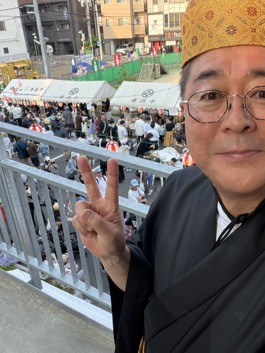 TKimito's tweet photo. 伊是名チャンダラー！今年も岡山市のど真ん中にある蓮昌寺夏祭りで歌わせてもら��ました。沢山の声援、差し入れありがとう😭女優の八木景子さんとデュエット、昨日誕生日のはるにゃんとも🎵
#伊是名島　#伊是名チャンダラー　#蓮昌寺　#沖縄三線奏者 https://t.co/m3vma4ibM7
