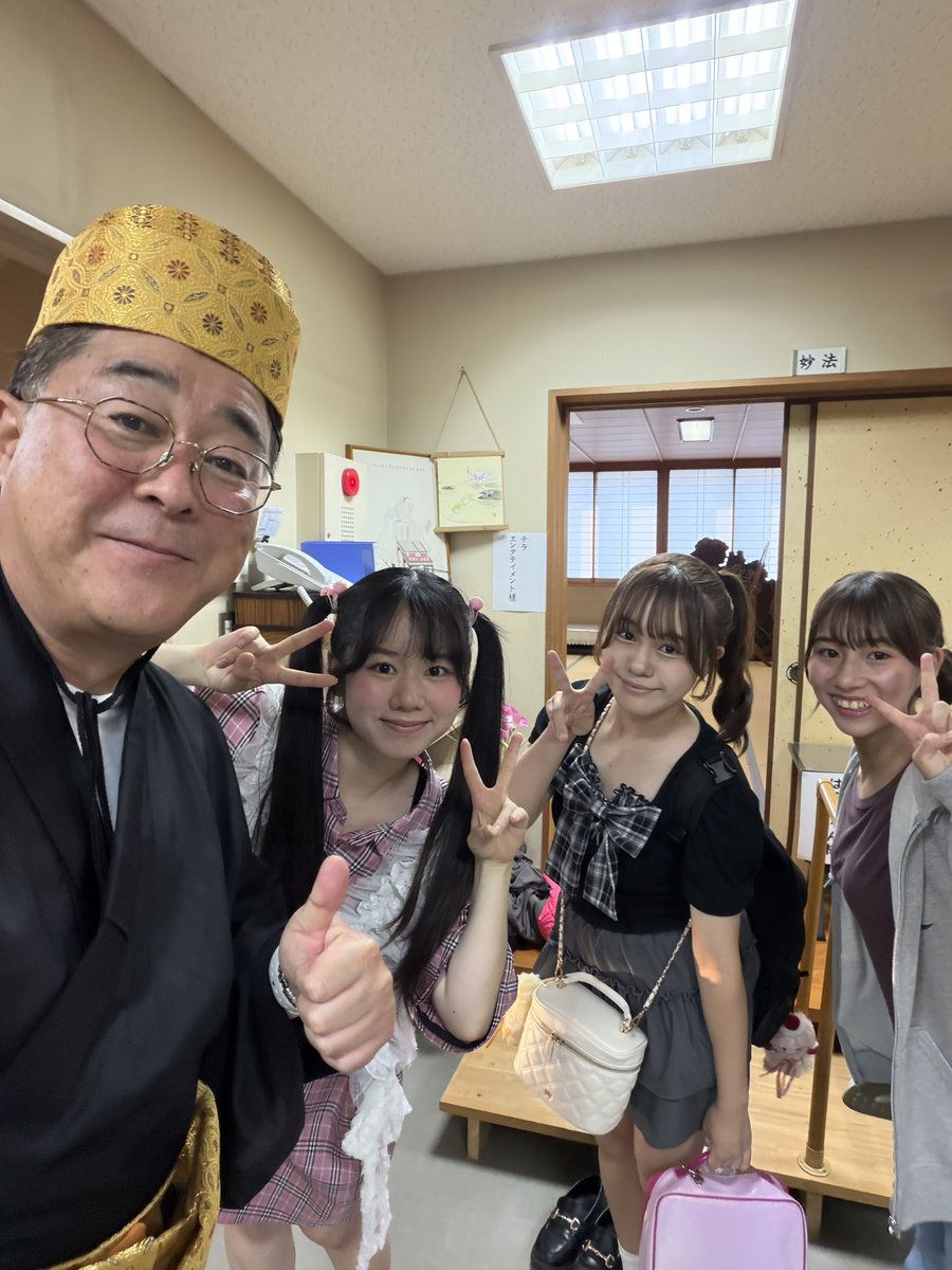 TKimito's tweet photo. 伊是名チャンダラー！今年も岡山市のど真ん中にある蓮昌寺夏祭りで歌わせてもら��ました。沢山の声援、差し入れありがとう😭女優の八木景子さんとデュエット、昨日誕生日のはるにゃんとも🎵
#伊是名島　#伊是名チャンダラー　#蓮昌寺　#沖縄三線奏者 https://t.co/m3vma4ibM7
