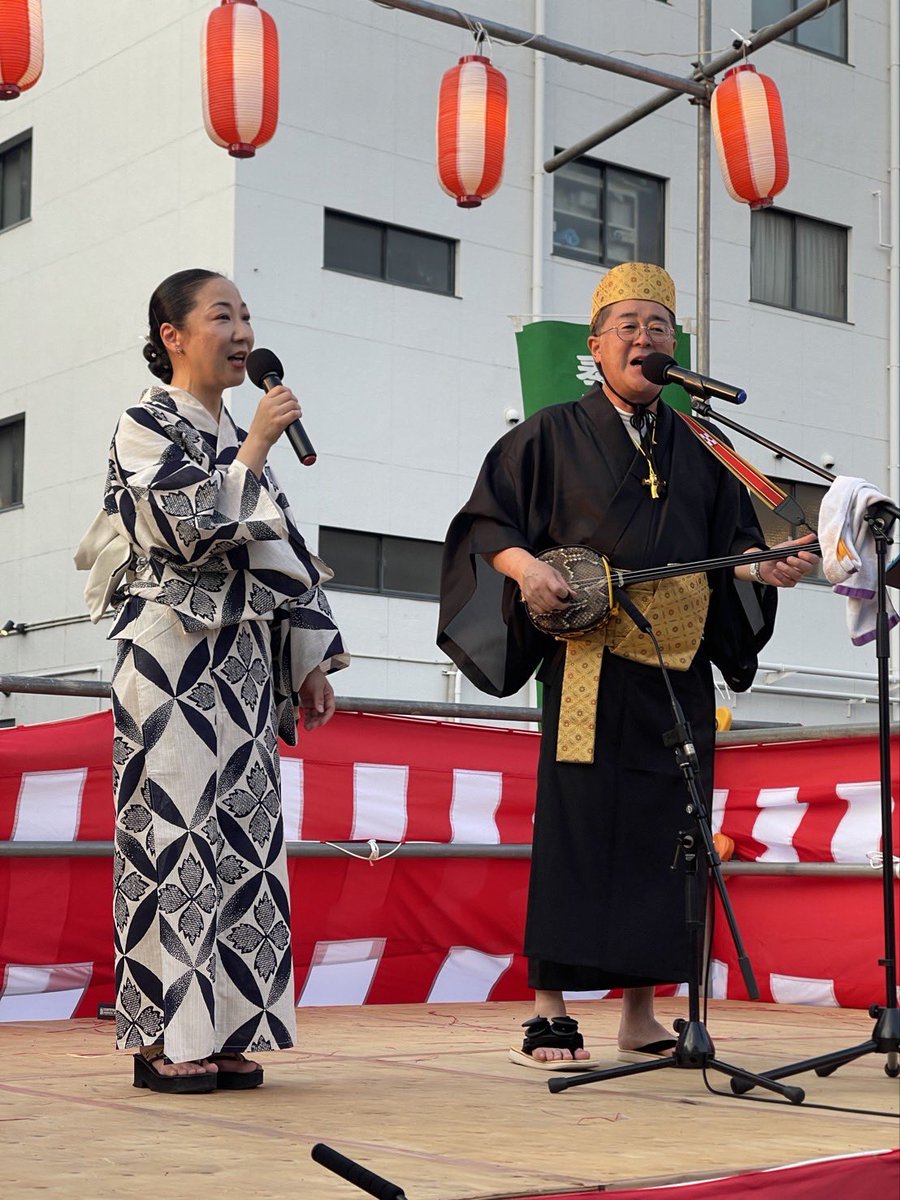 TKimito's tweet photo. 伊是名チャンダラー！今年も岡山市のど真ん中にある蓮昌寺夏祭りで歌わせてもら��ました。沢山の声援、差し入れありがとう😭女優の八木景子さんとデュエット、昨日誕生日のはるにゃんとも🎵
#伊是名島　#伊是名チャンダラー　#蓮昌寺　#沖縄三線奏者 https://t.co/m3vma4ibM7