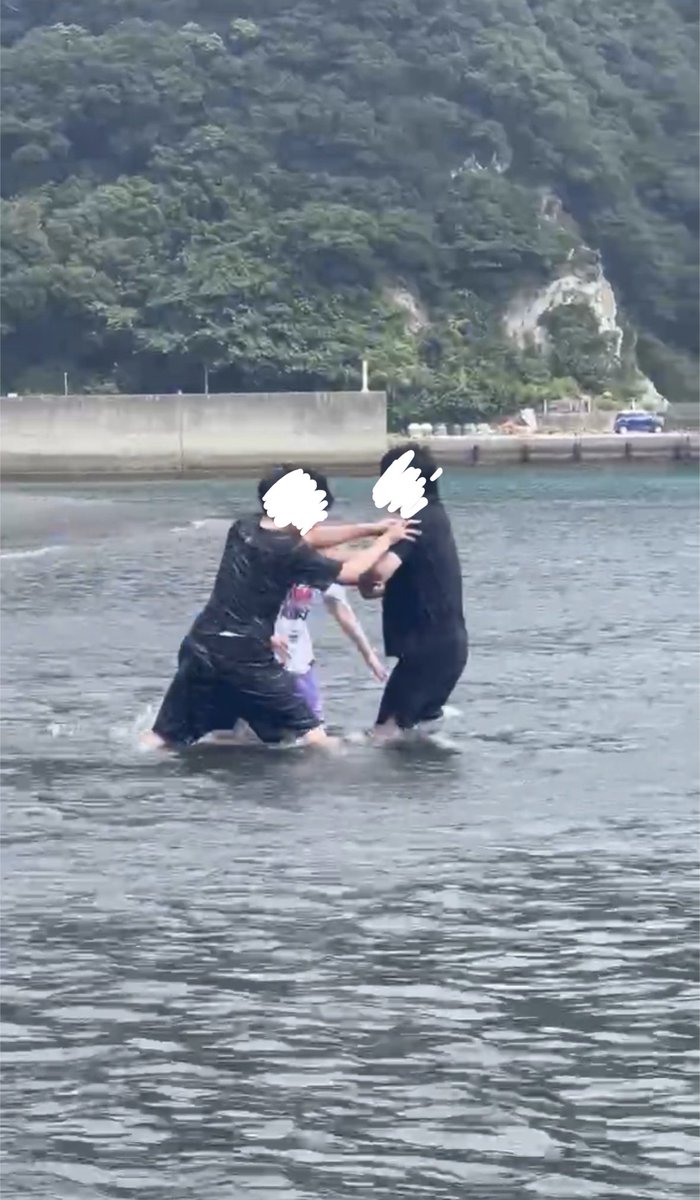 YuukiPhoto_1026's tweet photo. 佐伯の海でスイカ割り、落とし合い、
水鉄砲合戦などをした。
今年の夏も海に頭から水没しました。 https://t.co/TqApqeaDdr