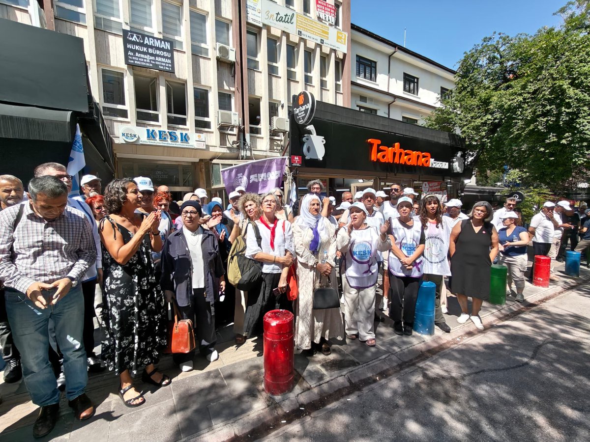 KESK1995's tweet photo. Adalet Nöbetimiz devam ediyor!

Dost kurumların ziyaretleri sürüyor. Dayanışmalarıyla nöbetimize güç veren tüm kurum ve temsilcilerine teşekkür ediyoruz.

✔️DEM Parti Ankara İl Örgütü 
@DEMankara https://t.co/FRoM8y85vG