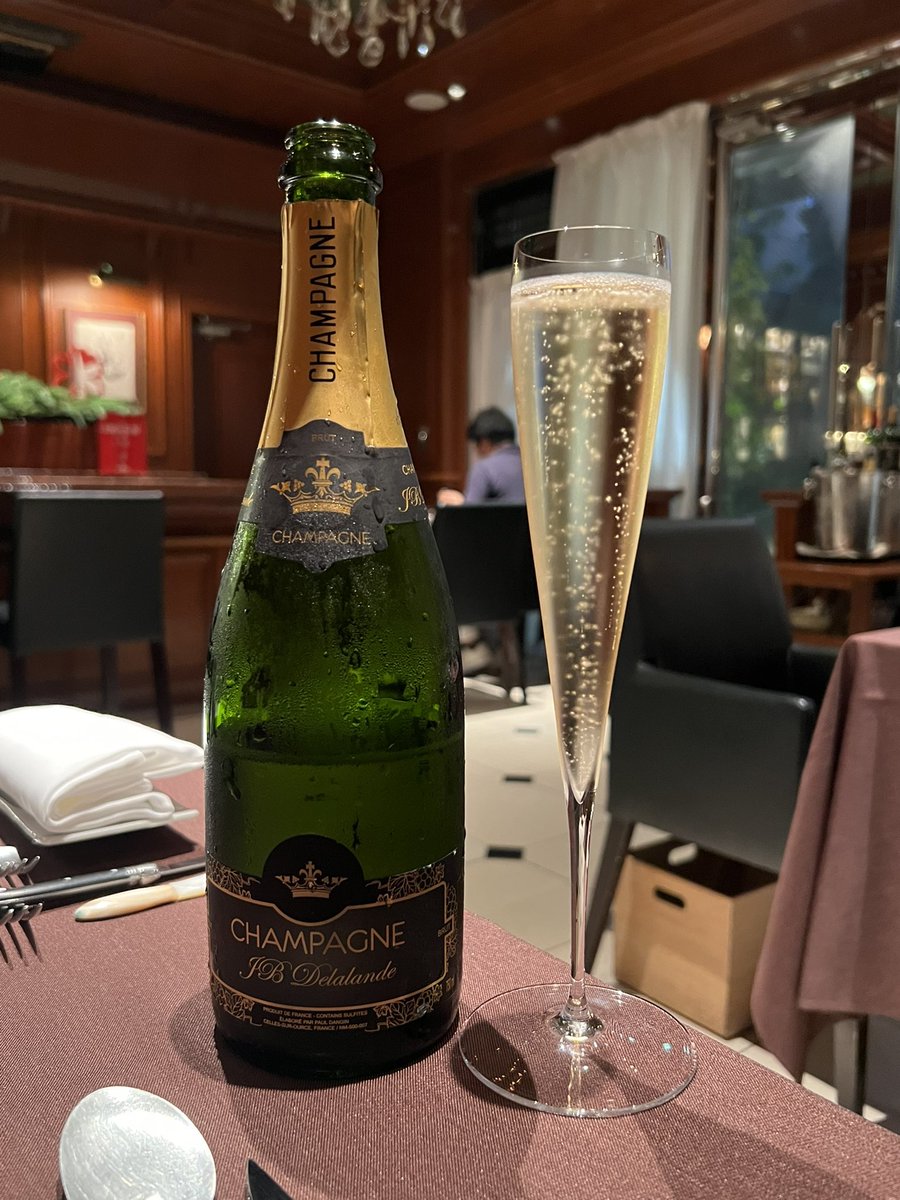 saintifa's tweet photo. ワインもめちゃくちゃ注がれて泥酔 https://t.co/lVCSYkO0zM
