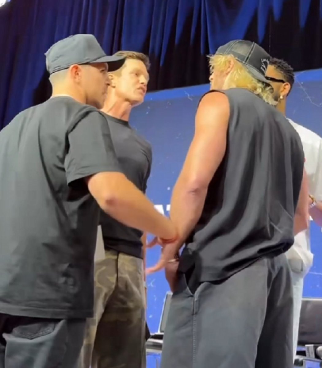 Dexerto's tweet photo. Tom Brady slapped Logan Paul during an onstage Fanatics Fest confrontation and fans are debating whether it was real or staged

"I tried America… will try again next time I see this nerd," Brady said after the meeting https://t.co/maYErwCITE