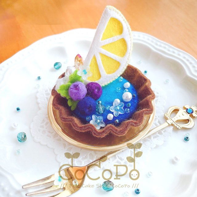 CoCoPo0_0's tweet photo. 夏の星空をイメージしたフェルトケーキたち🌟🌙 https://t.co/ovaOZln3Rf