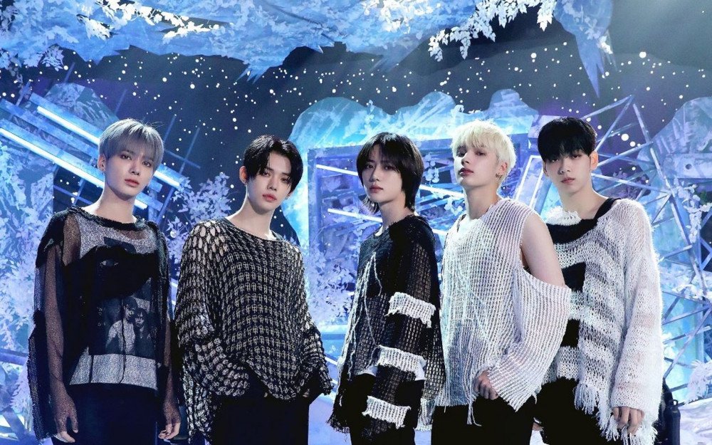 BeyondTheWave_'s tweet photo. TXT menghilangkan synth-pop yg aman. Mereka mengadopsi elemen pop-punk &amp; alt-rock.

"0X1=LOVESONG" bukan cuma lagu comeback, tapi pernyataan sikap. Vokal mereka sarat akan rasa sakit &amp; urgensi. Bentuk autentisitas. Tumbuh dewasa itu berisik &amp; berantakan.
#TXT #BeyondTheWave https://t.co/aGUIlF94BG