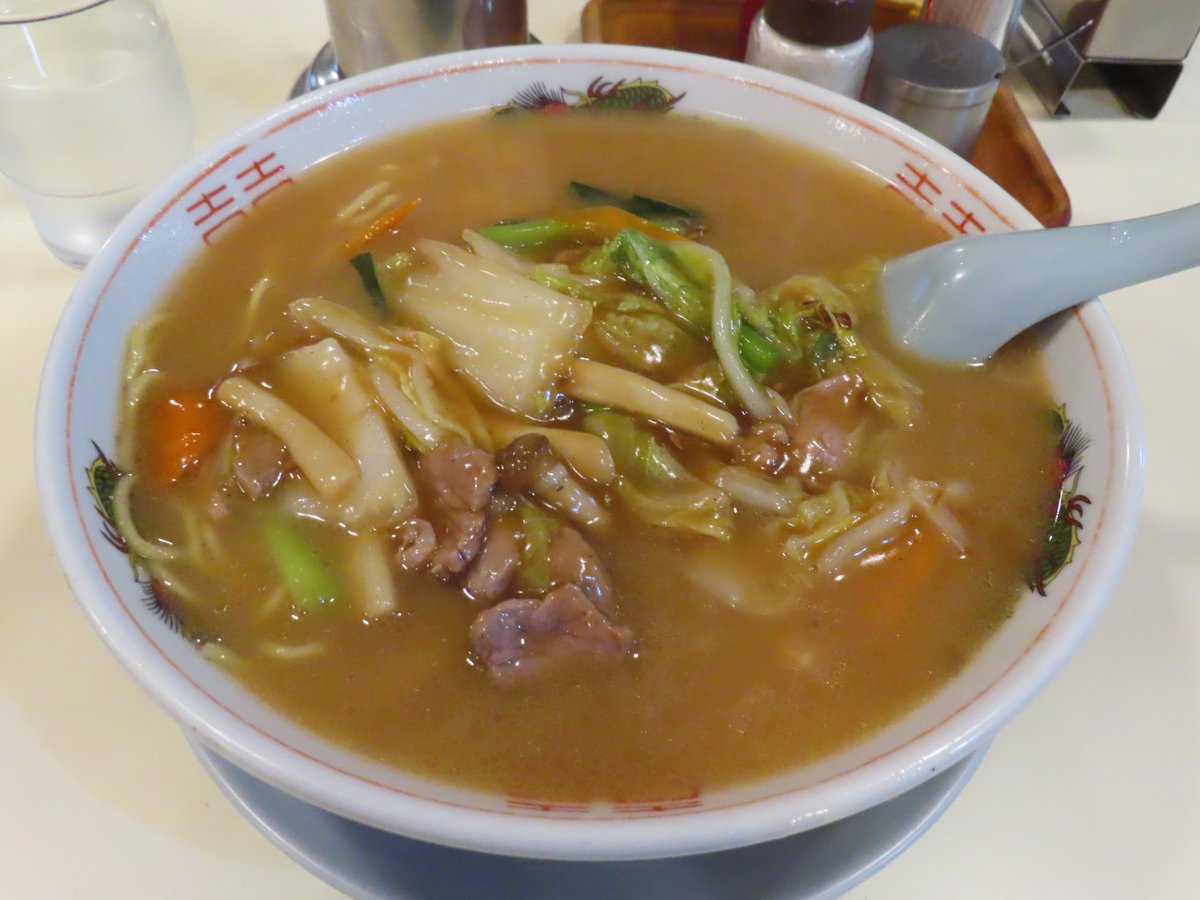 ohtaakira's tweet photo. 神楽坂の『龍朋』で「広東麺」、やはり薄味で。

白菜、青菜、にんじん、しめじ、豚肉を炒めたあんかけ麺。「中華丼」「焼きそば」の餡と共通。

スープは豚骨ベースの醤油味。麺は少しウェーブのある中太で、最近以前よりややかための茹で加減で印象は上がっている。

野菜を摂れた気分に浸れるw https://t.co/klu6SIXOZK