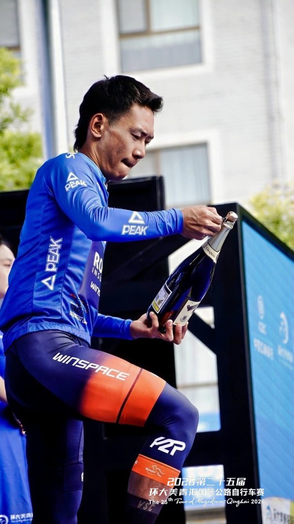PEAKSPORTINTL's tweet photo. A race through beauty. A partnership built over 20 years. 🚴‍♂️⛰️

The Tour of Qinghai Lake comes to a close, and PEAK celebrates 20 years of riding with this international race.

#PEAKSPORT #PEAKSPORThq #TourOfQinghaiLake #PEAKTAICHI #SNUG5PRO https://t.co/wnRzmYlzXJ