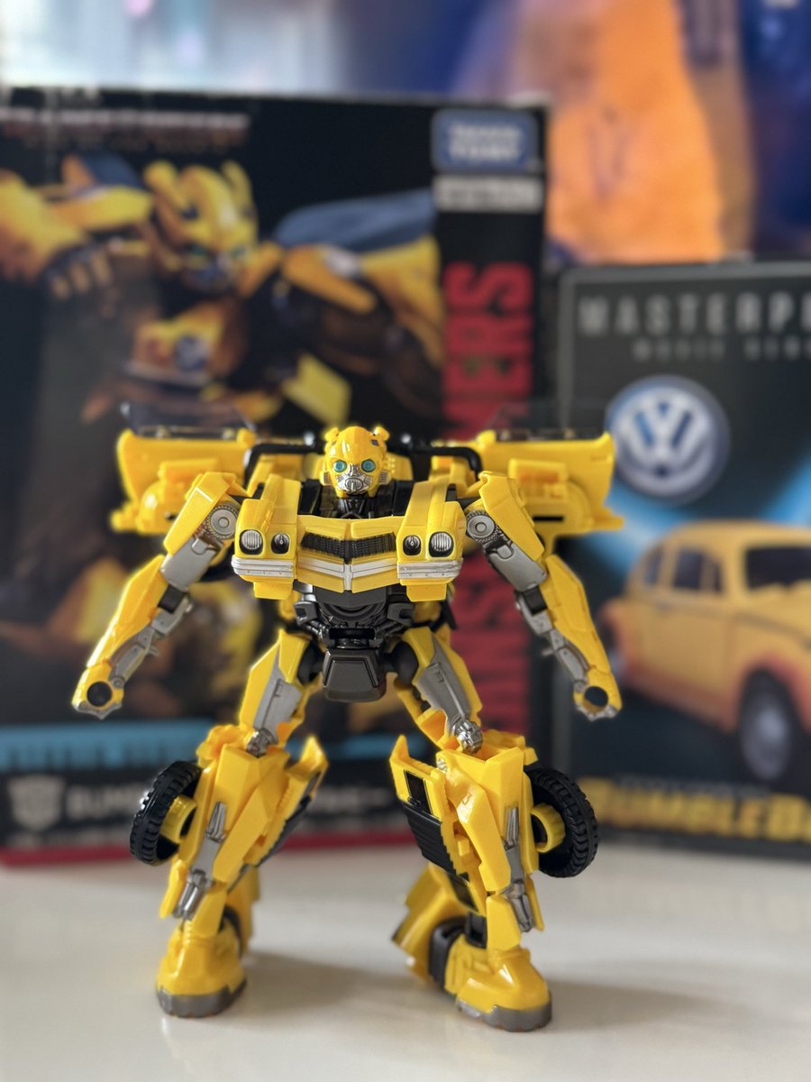 Shinngchang's tweet photo. トランスフォーマー フィギュアのホイルジャックさんの後、映画を観てしまって
火がついた…しかも会社にトランスフォーマー フィギュア好きがいたのがヤバかったー　で、皆んなバンブルビーは好きだよねーになりました苦笑
#TRANSFOMRR
#BAMBLBEE https://t.co/JXsjCWDOso