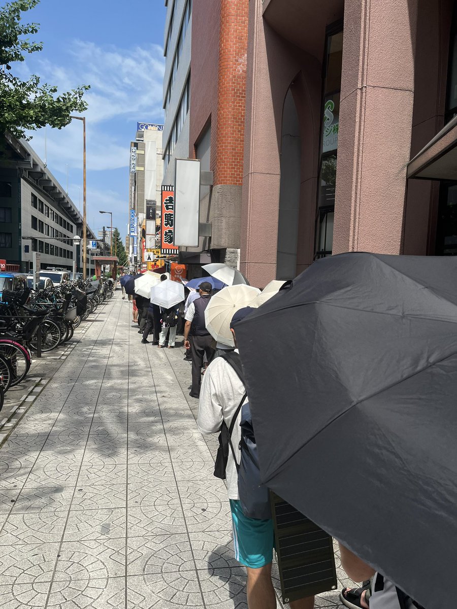 shangkani's tweet photo. 炎天下で並ぶも、残念ながら看板🪧→スラみち。果たして丼スライムと出会えるのか...。 https://t.co/cvBhWoGBny