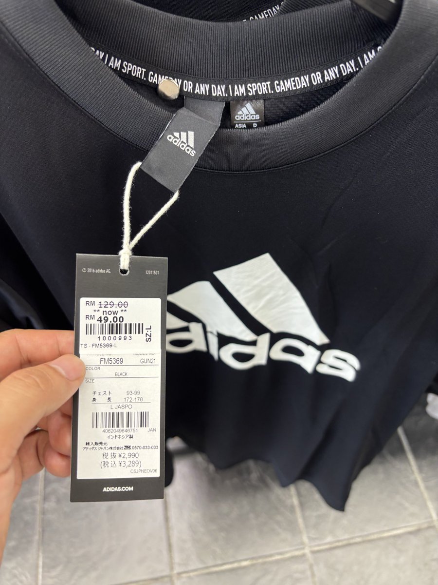berryan0666's tweet photo. マレーシアのアディダスに売ってるものは
日本で売れ残ったものではないか？という説が浮上した。

写真じっくり見てみてね https://t.co/71dmXFZPpQ