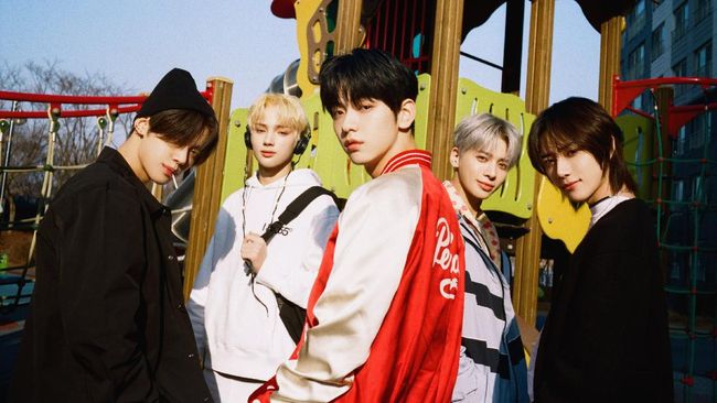 BeyondTheWave_'s tweet photo. Estetika pastel berubah grunge, denim &amp; latar urban yg terasa nyata. Narasi 'sekolah sihir' berubah ke narasi cinta di tengah kekacauan dunia (pandemi).
Ini cermin dr perasaan remaja yg menyadari, dunia tak selalu ramah &amp; cinta satu"nya pelabuhan.
#TXT_Analysis #BeyondTheWave https://t.co/NZ8Hr2JT0S