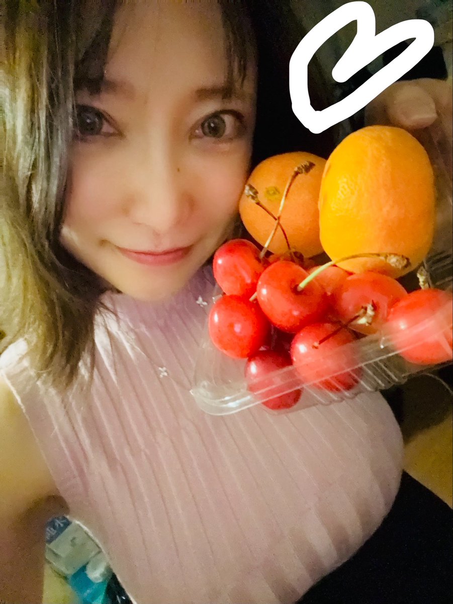 mymy_0927's tweet photo. 優しいご主人様から、フルーツいっぱい貰って、
嬉しいまゆさん🍒✨

今日も20時からがんばるううううう🦊💗

#コンカフェ #メイドバー  #コスプレ
#大阪 #北新地 https://t.co/eAJxDIV1Qi