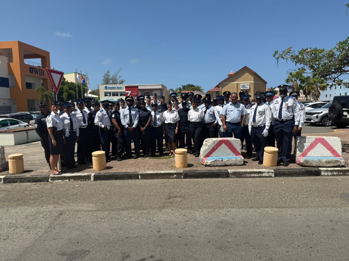 PoliceNat971's tweet photo. #JusticeDay2026 | Une première participation de la Police aux Frontières de Saint-Martin

À l’invitation du ministère de la Justice de Sint Maarten, les policiers de la Police nationale – Police aux Frontières (PAF) de Saint-Martin ont pris part, ce vendredi 17 juillet, aux cérémonies organisées dans le cadre du Justice Day 2026, comprenant un office religieux suivi d’une parade officielle à Philipsburg. 

Une première pour la Police aux Frontières de Saint-Martin, conviée à défiler aux côtés des forces de justice et de sécurité de la partie néerlandaise de l’île.

Cette participation illustre l’excellente coopération transfrontalière qui unit quotidiennement les services français et néerlandais. Au-delà du symbole, elle contribue à renforcer les liens de cohésion, de confiance et de fraternité entre les forces de police des deux pays, au service de la sécurité des populations de l’île de Saint-Martin.

La Police nationale salue cette initiative qui témoigne de la qualité des relations entretenues avec ses partenaires de Sint Maarten et de la volonté commune de poursuivre une coopération opérationnelle toujours plus étroite.