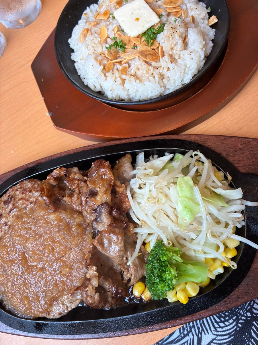 tomokuro2's tweet photo. ランチの人気者&amp;ガーリックライス、うまし🧄フライングガーデン https://t.co/fhVUBU2EJR