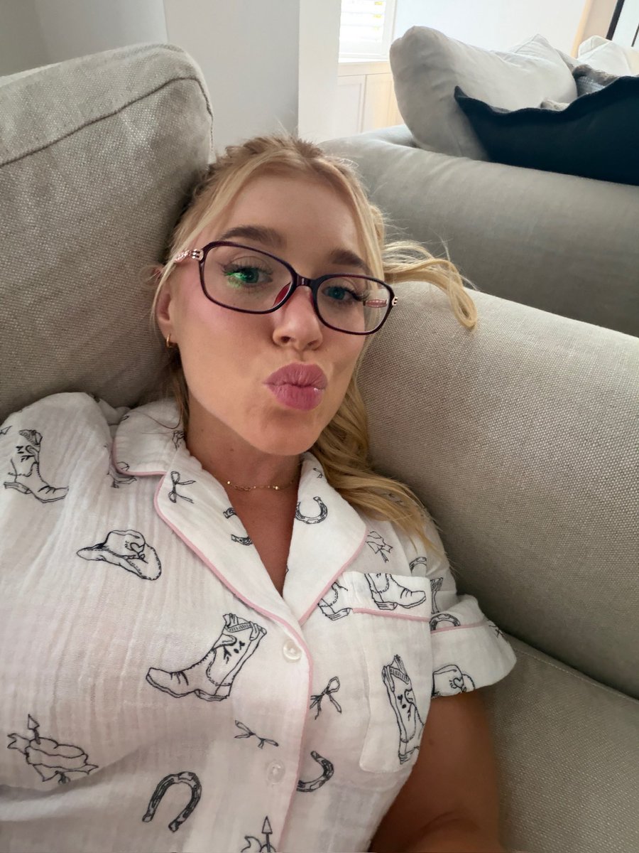 ellelovescity's tweet photo. I fear today is a lazy one https://t.co/qPcn2gctAV