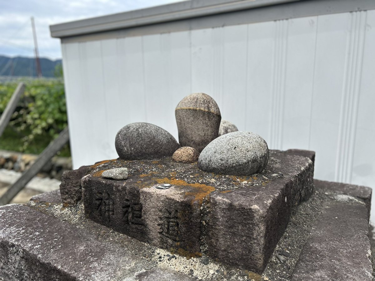 micigomi's tweet photo. 笛吹市の道祖神　92基目
一宮町田中　丸石道祖神
真ん中の石の模様で陽石のようにも見える。 https://t.co/bSGYj6dwv8