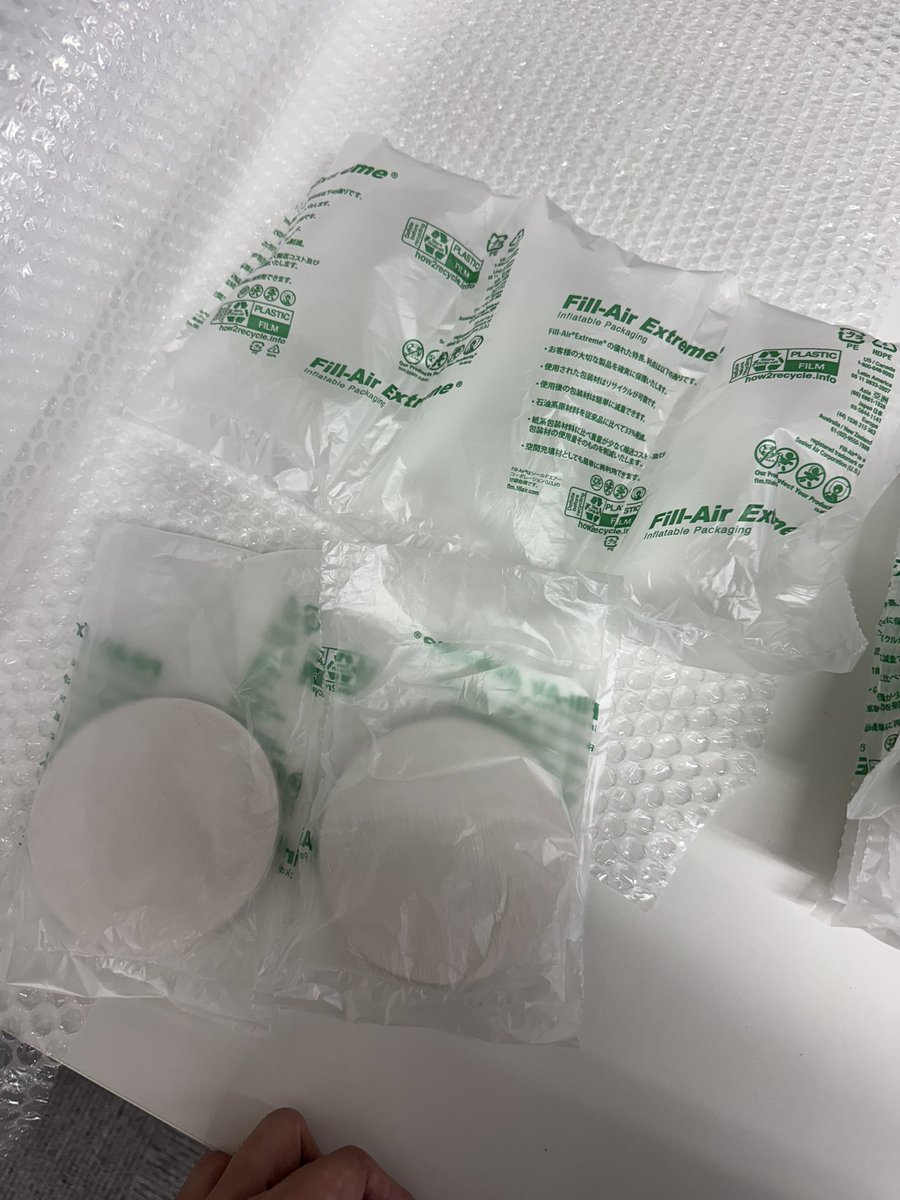 11pkdm's tweet photo. 小分けにするのにちょうどいい袋ないなあって思ってたら緩衝材見つけて、穴開けたら使えるのでは？となってあまりにサイズ感的にも気持ちよかったのでポストします https://t.co/Kgkxv9DMF0