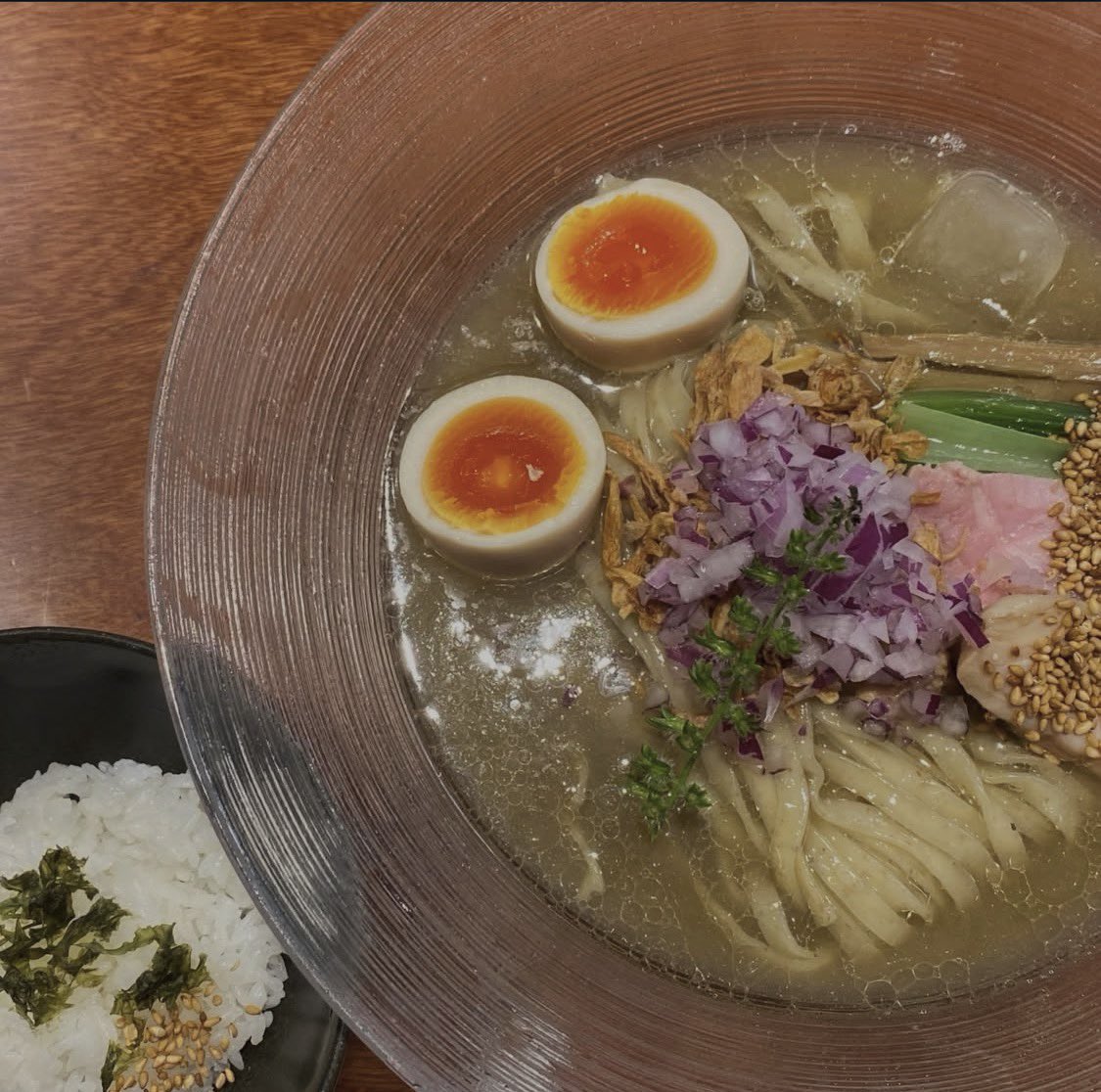 Buscehiko's tweet photo. 前を通ったら行列がなかったのでさくら井で久々の冷やしラーメンお茶漬けセット。さっぱりしてて濃厚で胃腸が夏バテ気味（早い）でも美味しい。 https://t.co/AMmlALXBjo