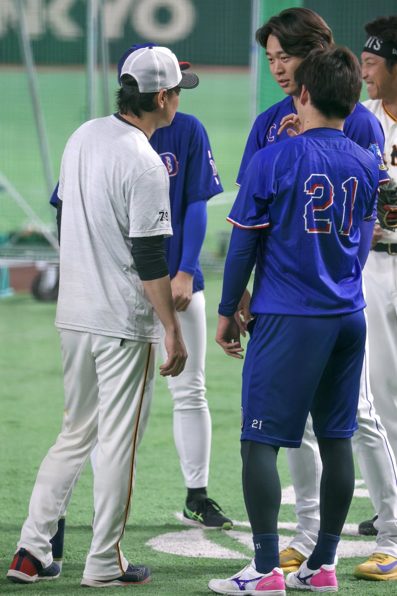 _m_79kame's tweet photo. イケおじ🐢のところに宏斗、バヤシ、夢斗...ドラゴンズの選手が集まってきた笑

#亀井善行 #髙橋宏斗 #岡林勇希 #金丸夢斗
2026.07.18 東京ドーム https://t.co/4TuzPUAC9N