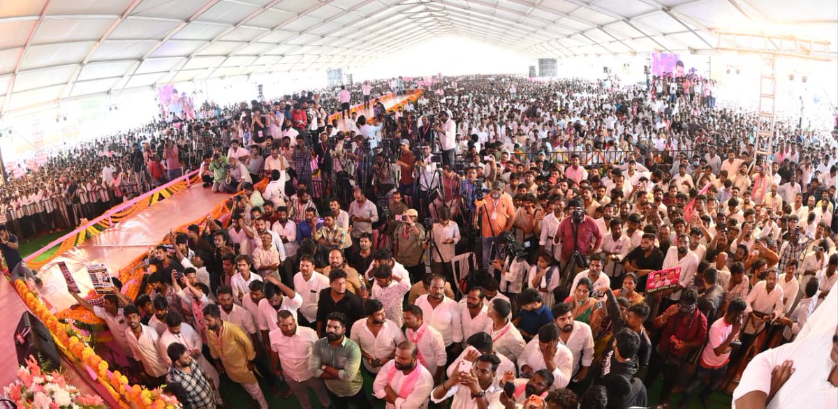 BRSparty's tweet photo. కాంగ్రెస్ కేటుగాళ్లు తెలంగాణ యువత మీద నకిలీ ప్రేమను కురిపిస్తూ.. విసిరిన వల పేరే "యూత్ డిక్లరేషన్"

యూత్ డిక్లరేషన్ పేరిట చీట్ చేసిన 
చీడ పురుగు కాంగ్రెస్ పార్టీకి డెత్ డిక్లరేషన్ రాయాలి.

నమ్మించి వంచన చేసిన
రేవంత్ సర్కార్‌కు ఘోరీ కడదాం.

మీ అందరికీ ఒక అన్నగా మాటిస్తున్నా.. 
మీ బాధ్యత నేను తీసుకుంటా, మీ అందరికీ అండగా నిలుస్తా!

యువ సంగ్రామ సదస్సులో 
నిరుద్యోగ యువతతో బీఆర్ఎస్ వర్కింగ్ ప్రెసిడెంట్ @KTRBRS🔥

#YuvaSangramaSadassu