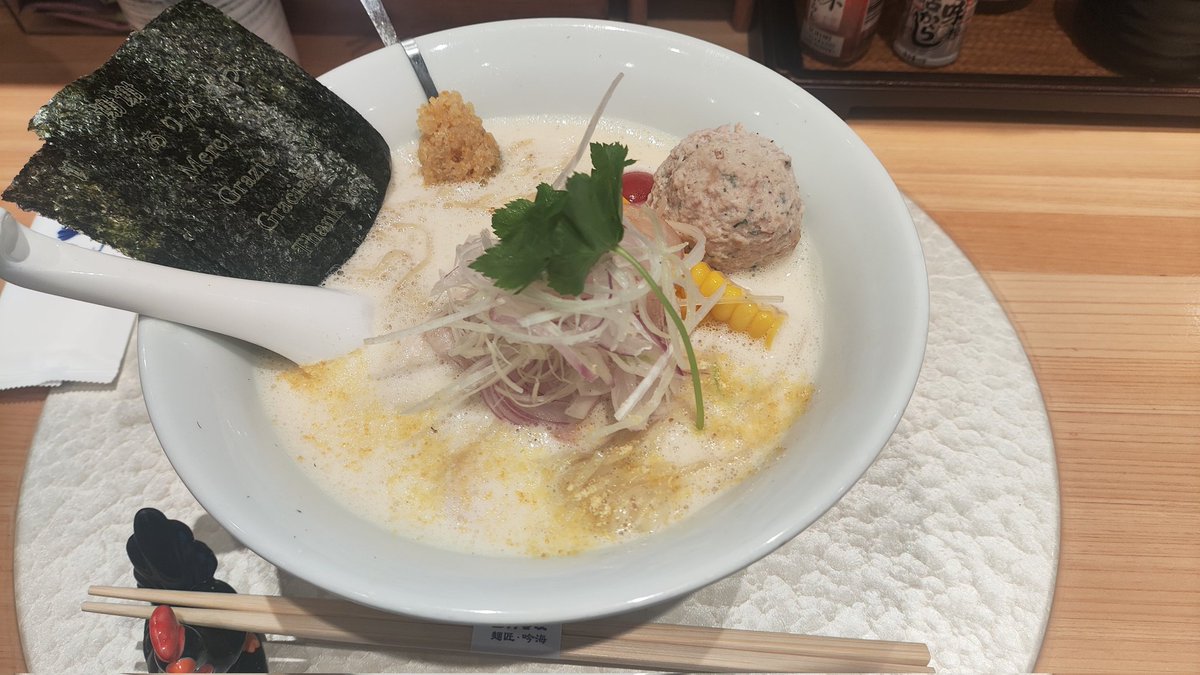 Youker_Doaget's tweet photo. 吟海的柚子泡泡鸡白汤拉面w
比想象的要好吃好多，汤超级浓郁满满鸡味
低温慢煮的鸡胸肉片和肉丸也都很鲜嫩好吃捏 https://t.co/nXNnMe5KGB