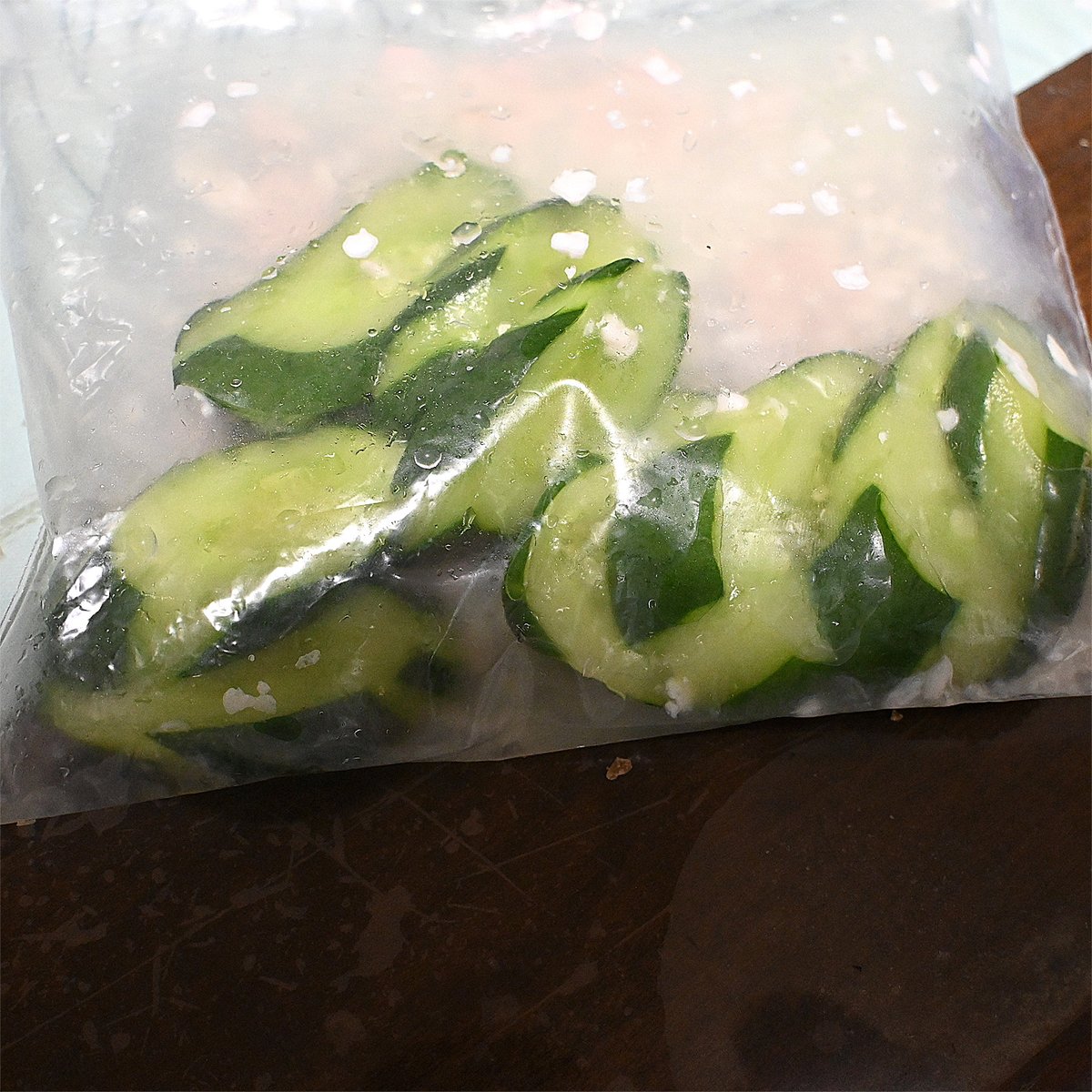 peeasagao's tweet photo. 家庭菜園のドデカきゅうり🥒
味はイマイチかなぁ、と思ったけど
まぁまぁ美味しかった🍴 https://t.co/GkJ6p0BKWZ