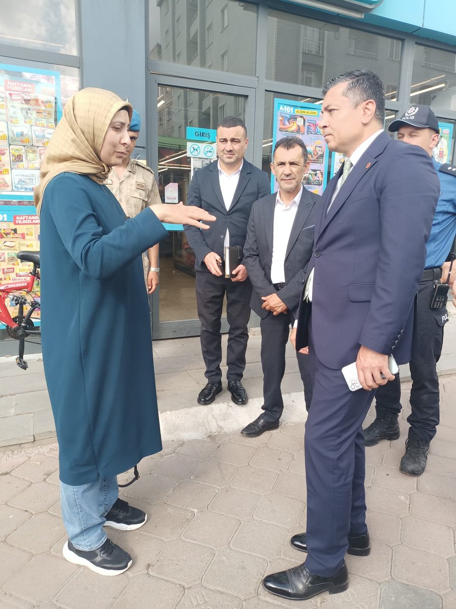 tcgole's tweet photo. KAYMAKAM EMEÇ’TEN İLÇE ESNAFINA ZİYARET
Kaymakamımız Sayın Cuma EMEÇ, göreve başlamasının ardından ilçe esnafını ziyaret etti. Ziyaret kapsamında iş yerlerini tek tek gezen Kaymakam EMEÇ, esnaflarla sohbet ederek hayırlı işler ve bereketli kazançlar temennisinde bulundu. https://t.co/8nO1gaF5Vo